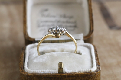 スリーダイヤモンドクロスオーバーリング　イギリス　エンゲージ　アンティークストリュフ