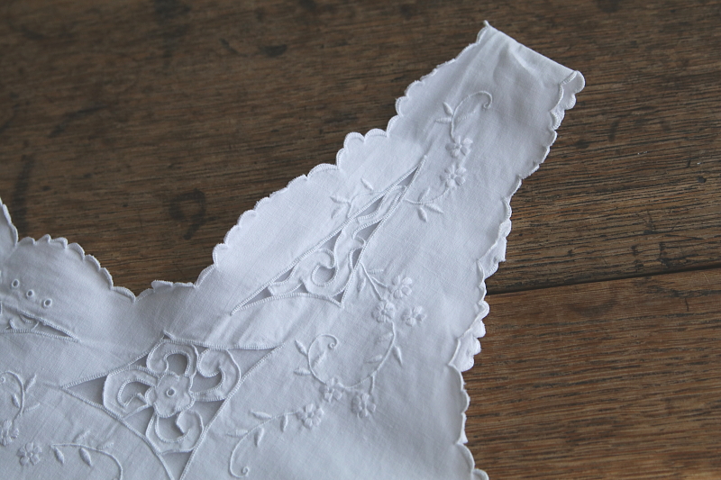 カットワークと刺繍　コットンナイティ　イギリス　アンティークストリュフ