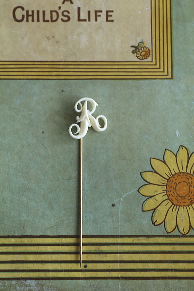 カーヴ度アイボリー　ピンブローチ　アンティークジュエリー　ヴィンテージアクセサリー　イギリス　アンティークストリュフ 20251216