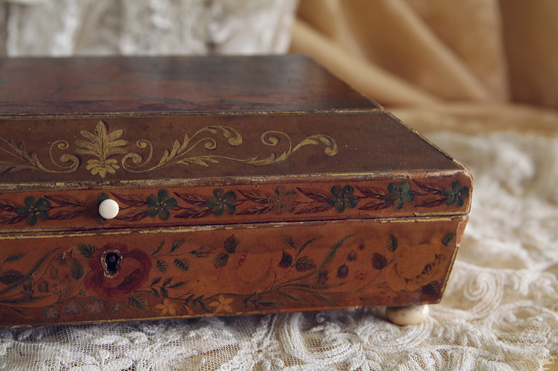 象牙の摘みの紙張りの箱　グレイハウンド　アンティークストリュフ