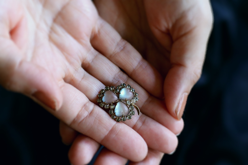 サフィレットブローチ　ヴィクトリアン　イギリス アンティークストリュフ