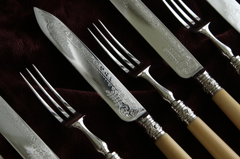 エングレービングのデザートナイフアンドフォーク　アイボリーハンドル　象牙　イギリス アンティークストリュフ