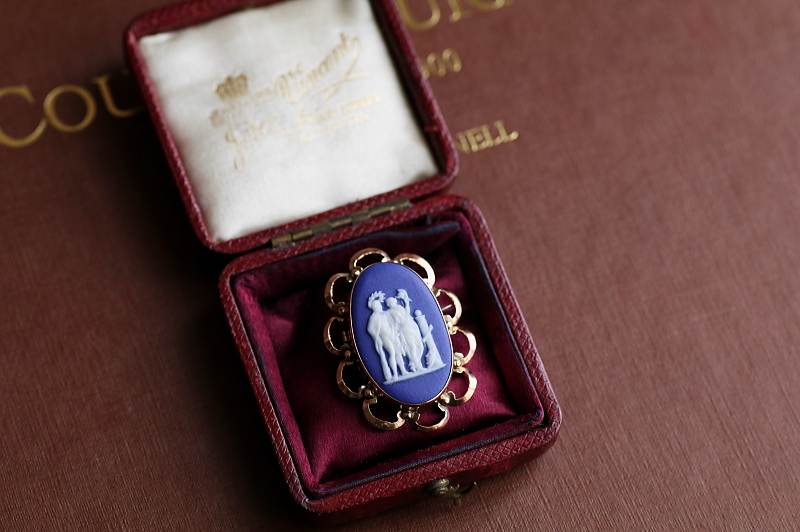 WEDGWOOD ウェッジウッド　ジャスパーウェアカメオブローチ　イギリス　アンティークストリュフ