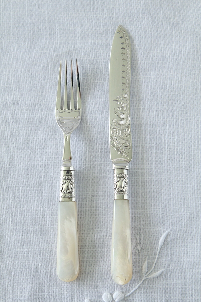 ハンドエングレーヴィングのデザートナイフ＆フォーク　イギリス　アンティークストリュフ