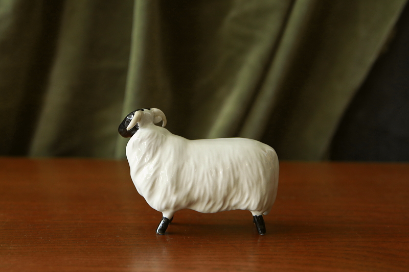 ヒツジのフィギュリン　beswick イギリス　アンティークストリュフ