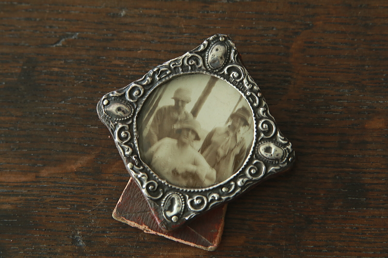 銀飾りの小さなフォトスタンド　イギリス　アンティークストリュフ