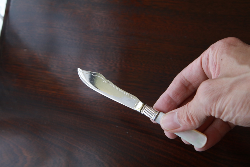 マザーオブパールハンドルバターナイフ　ティーナイフ　イギリス　アンティークストリュフ