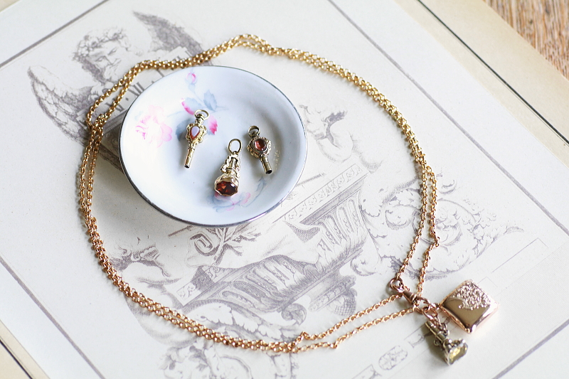 ヴィクトリアンウォッチフォブ　ウォッチキー　ロケット　ロングネックレス　マフチェーン　アンティークストリュフ 20250625