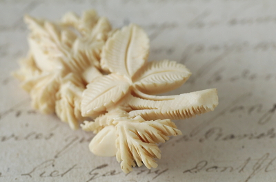 モスローズアイボリーペンダント　カーブドボーンブローチ　ヴィクトリアン　アンティークジュエリー　ヴィンテージアクセサリー　アンティークストリュフ