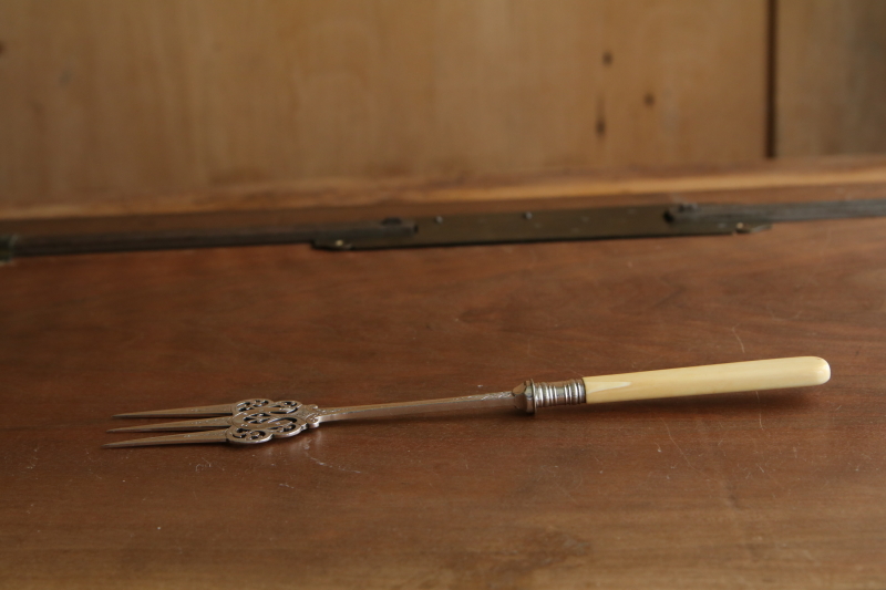 ホースシューのブレッドフォーク　フルーツ柄のケーキナイフ　イギリス　アンティークストリュフ