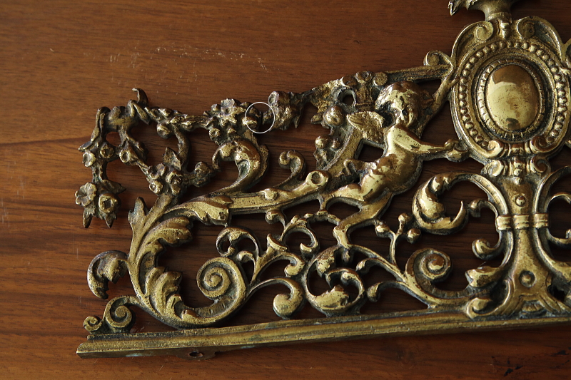 天使の真鍮家具飾り　フランス　アンティークストリュフ