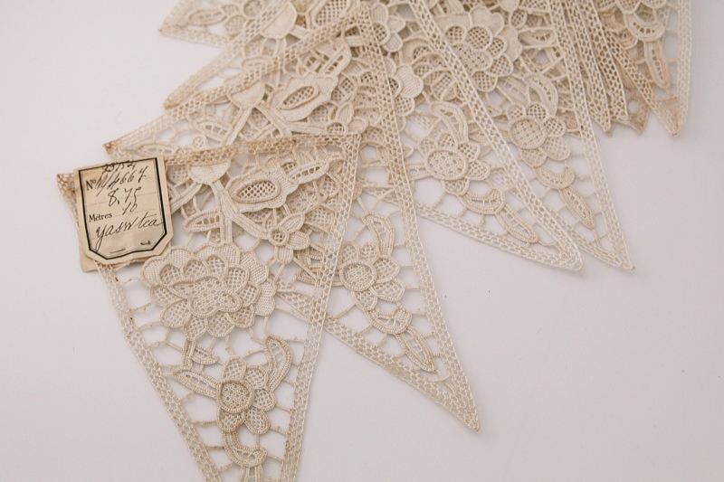 蔓花のニードルレースモチーフ　フランス　アンティークストリュフ