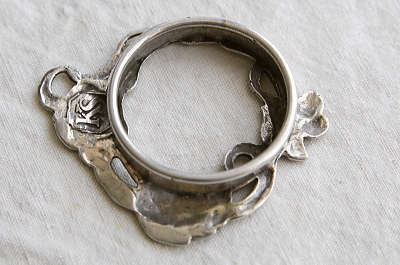 アールヌーヴォーの花のナプキンリング　ポピー　ヨーロッパ　アンティークストリュフ