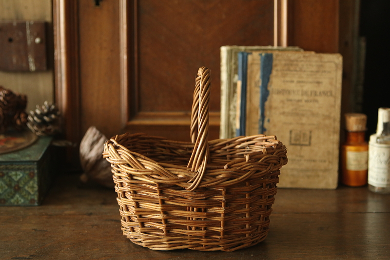 小さなハンドルバスケット　イギリス　チャイルドバスケット　アンティークストリュフ