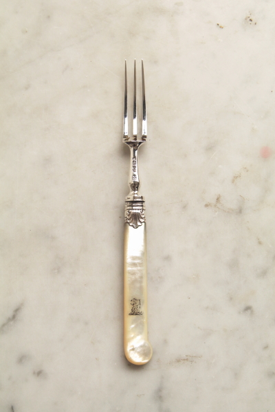 スターリングシルバーデザートフォーク　マザーオブパールハンドル　龍紋　William Gibson & John Lawrence Langman　イギリス　アンティークストリュフ