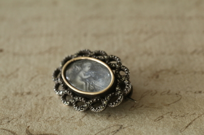 ミニアチュールの天使　マーカサイトシルバーブローチ　フランス　アンティークストリュフ