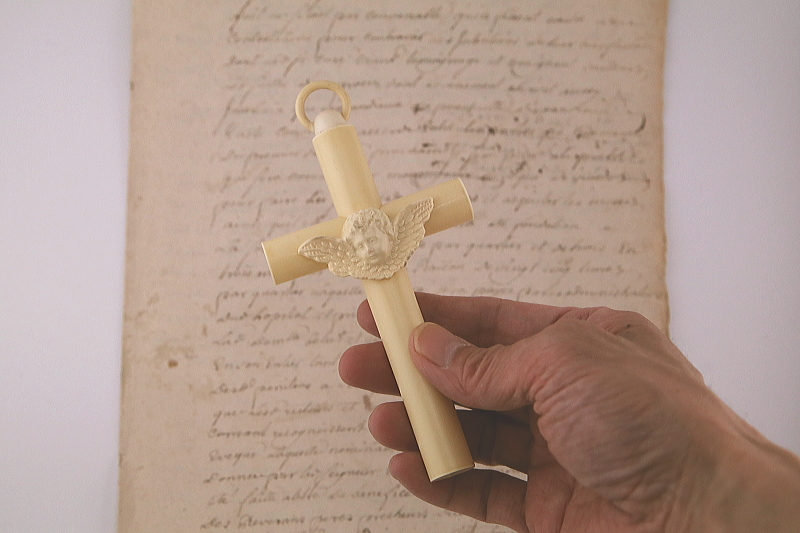 天使のゆりかごの十字架　セルロイド　フランス　アンティークストリュフ