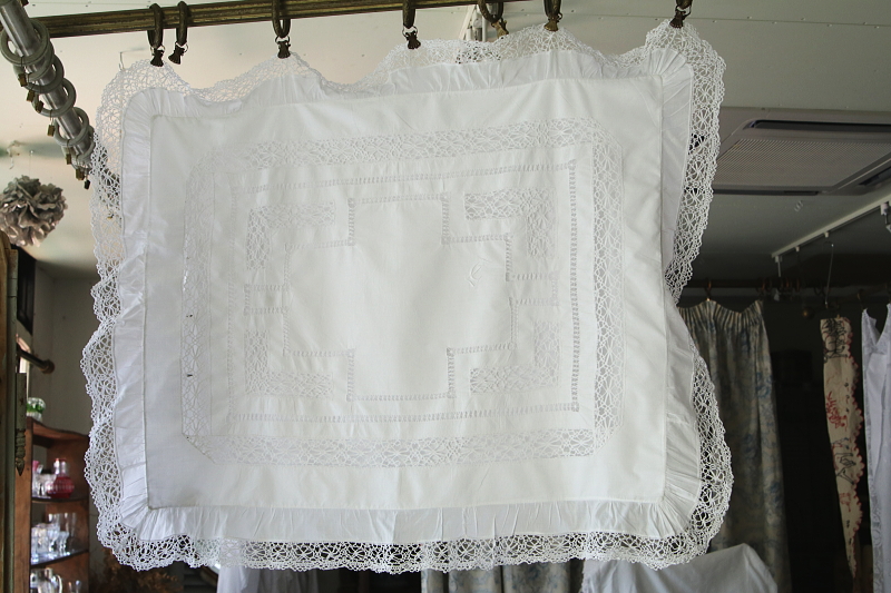 ボビンレースのクッションカバーペア　イギリス　アンティークストリュフ