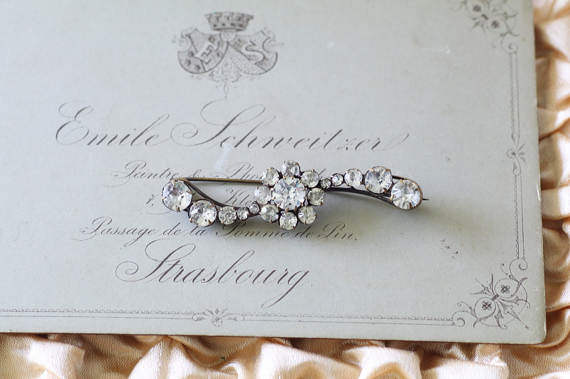 オールドペーストフラワーバーブローチ　ヨーロッパ アンティークストリュフ