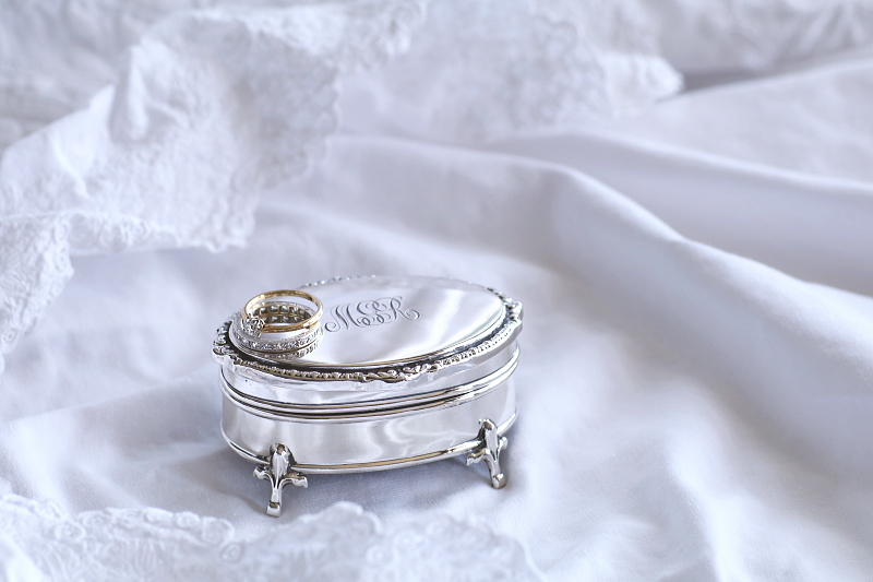 モノグラムのシルバージュエリーボックス　イギリス アンティークストリュフ