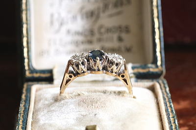 ブルーサファイアアンドダイヤ　3ストーンリング　イギリス　アンティークストリュフ
