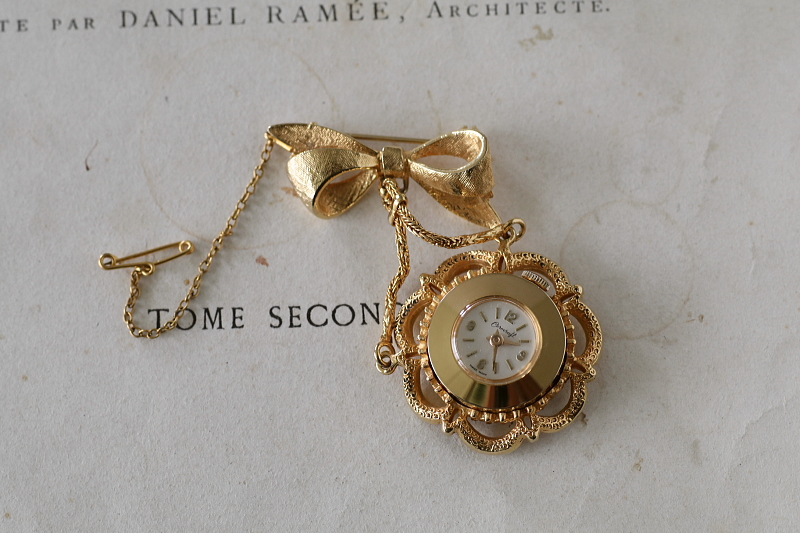 リボンのエナメルウォッチブローチ　corocraft アメリカ　イギリス　アンティークストリュフ