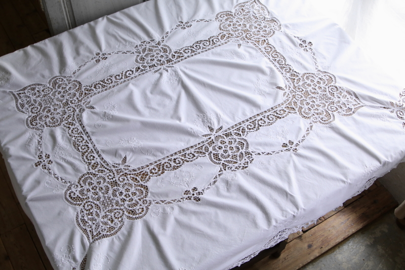 バテンレースと花の刺繍　コットンノーバリテーブルクロス　イギリス　アンティークストリュフ