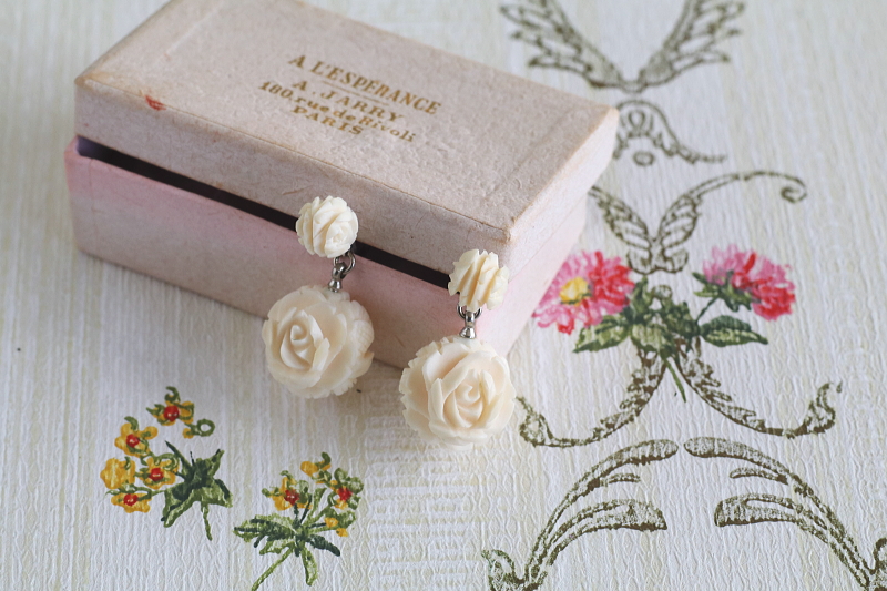 薔薇のアイボリービーズイヤリング　ヴィンテージジュエリー　アクセサリー　イギリス　　アンティークストリュフ 20251219