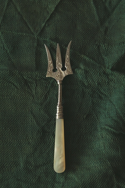 マザーオブパールハンドルのシルバーホーク　ブレッドフォーク　ミニフォーク　イギリス　アンティークストリュフ