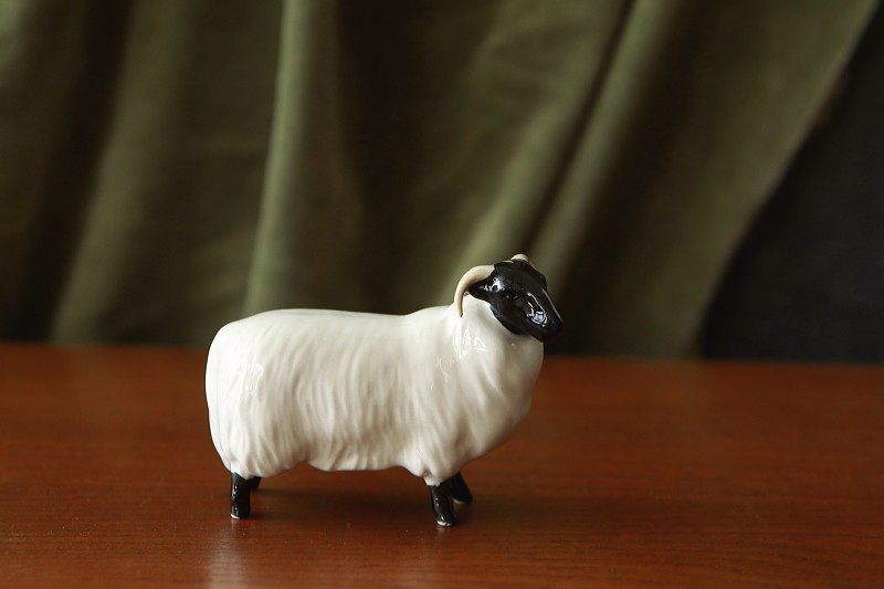 ヒツジのフィギュリン　beswick イギリス　アンティークストリュフ