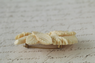 モスローズアイボリーペンダント　カーブドボーンブローチ　ヴィクトリアン　アンティークジュエリー　ヴィンテージアクセサリー　アンティークストリュフ