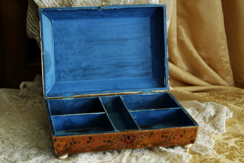 象牙の摘みの紙張りの箱　グレイハウンド　アンティークストリュフ