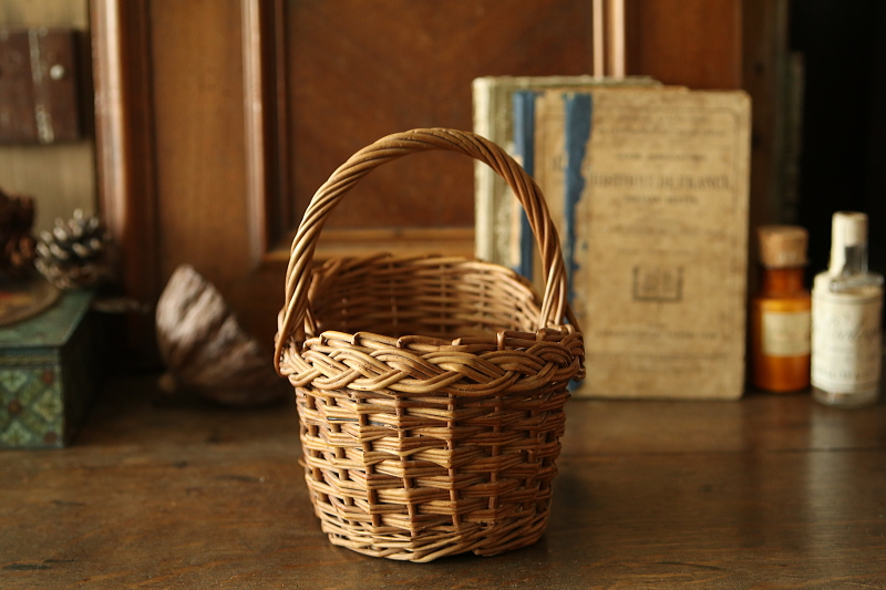 小さなハンドルバスケット　イギリス　チャイルドバスケット　アンティークストリュフ