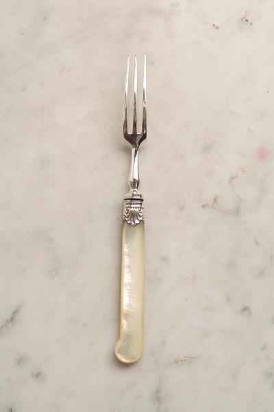 スターリングシルバーデザートフォーク　マザーオブパールハンドル　龍紋　William Gibson & John Lawrence Langman　イギリス　アンティークストリュフ