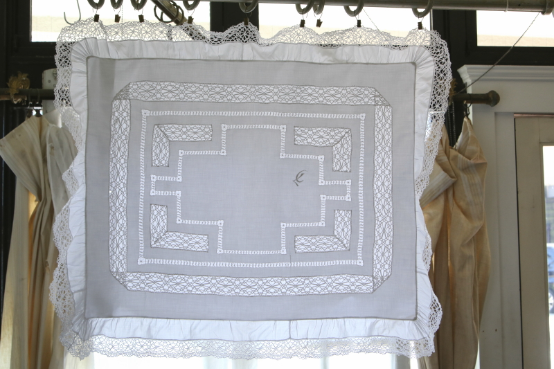 ボビンレースのクッションカバーペア　イギリス　アンティークストリュフ