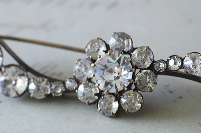 オールドペーストフラワーバーブローチ　ヨーロッパ アンティークストリュフ