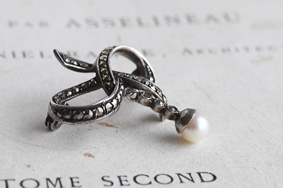 パールアンドマーカサイトシルバーブローチ　ヨーロッパ　アンティークストリュフ