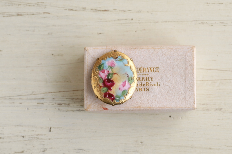 薔薇のポーセリンブローチ　ヨーロッパ アンティークストリュフ