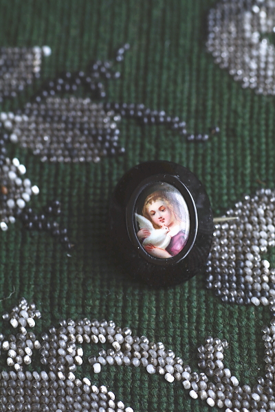 少女のミニアチュール　ジェットフレームブローチ　アンティークジュエリー　ヴィンテージアクセサリー　イギリス　アンティークストリュフ 20251211