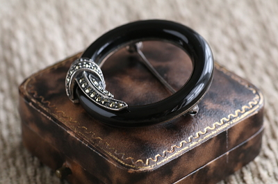 オニキスサークルブローチ　マーカサイト　シルバー　ヨーロッパ　アンティークストリュフ