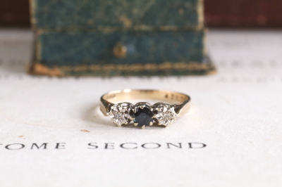 ブルーサファイアアンドダイヤ　3ストーンリング　イギリス　アンティークストリュフ