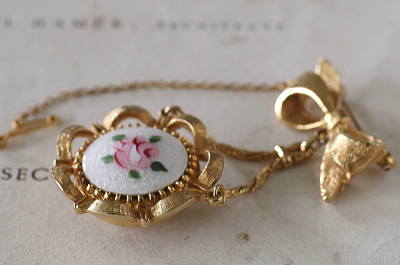 リボンのエナメルウォッチブローチ　corocraft アメリカ　イギリス　アンティークストリュフ