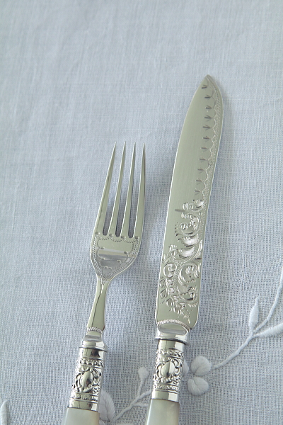 ハンドエングレーヴィングのデザートナイフ＆フォーク　イギリス　アンティークストリュフ
