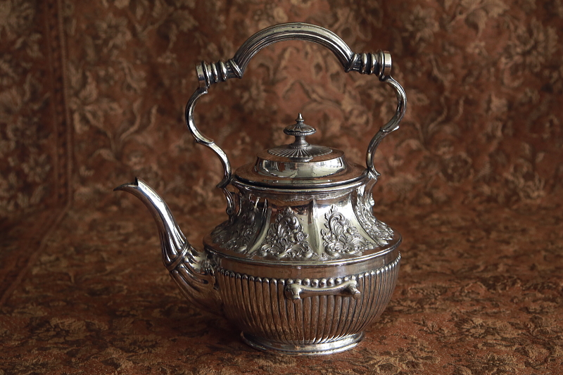 薔薇のレリーフのティーケトルアンドスタンド　philip ashberry and sons ヴィクトリアン　イギリス　アンティークストリュフ