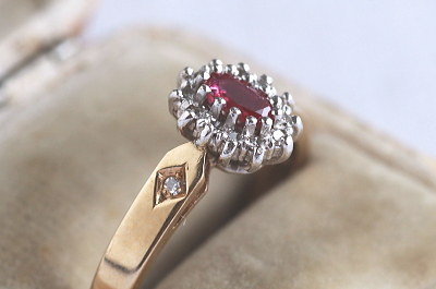 オーバルルビー&ダイヤモンドリング　イギリス　アンティークストリュフ