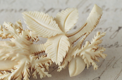 モスローズアイボリーペンダント　カーブドボーンブローチ　ヴィクトリアン　アンティークジュエリー　ヴィンテージアクセサリー　アンティークストリュフ