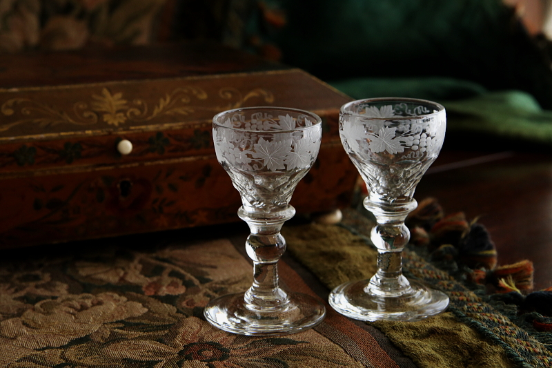 葡萄文カットクリスタルリキュールグラス　ヴィクトリアン　イギリス　アンティークストリュフ