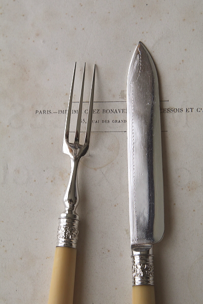 エングレービングのデザートナイフアンドフォーク　アイボリーハンドル　象牙　イギリス アンティークストリュフ