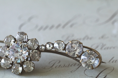 オールドペーストフラワーバーブローチ　ヨーロッパ アンティークストリュフ