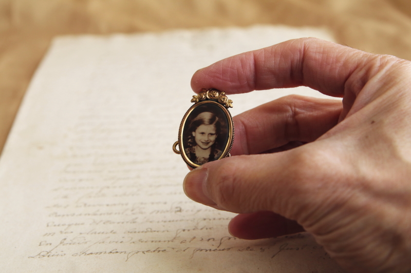 薔薇飾りの小さなフォトスタンド　ヨーロッパ アンティークストリュフ